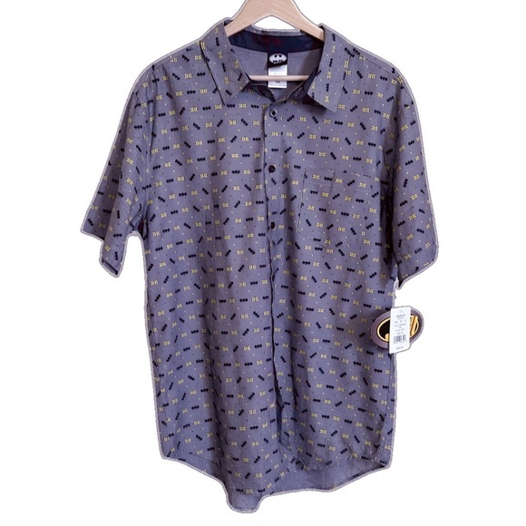 New with Tags: Men's Batman Gray Short-Sleeved Collared Button-Down Shirt Medium - Picture 1 of 6